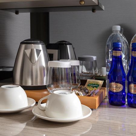 Bentley Hotel Old City-Special Class 伊斯坦布尔 外观 照片 Bottled water in a hotel room
