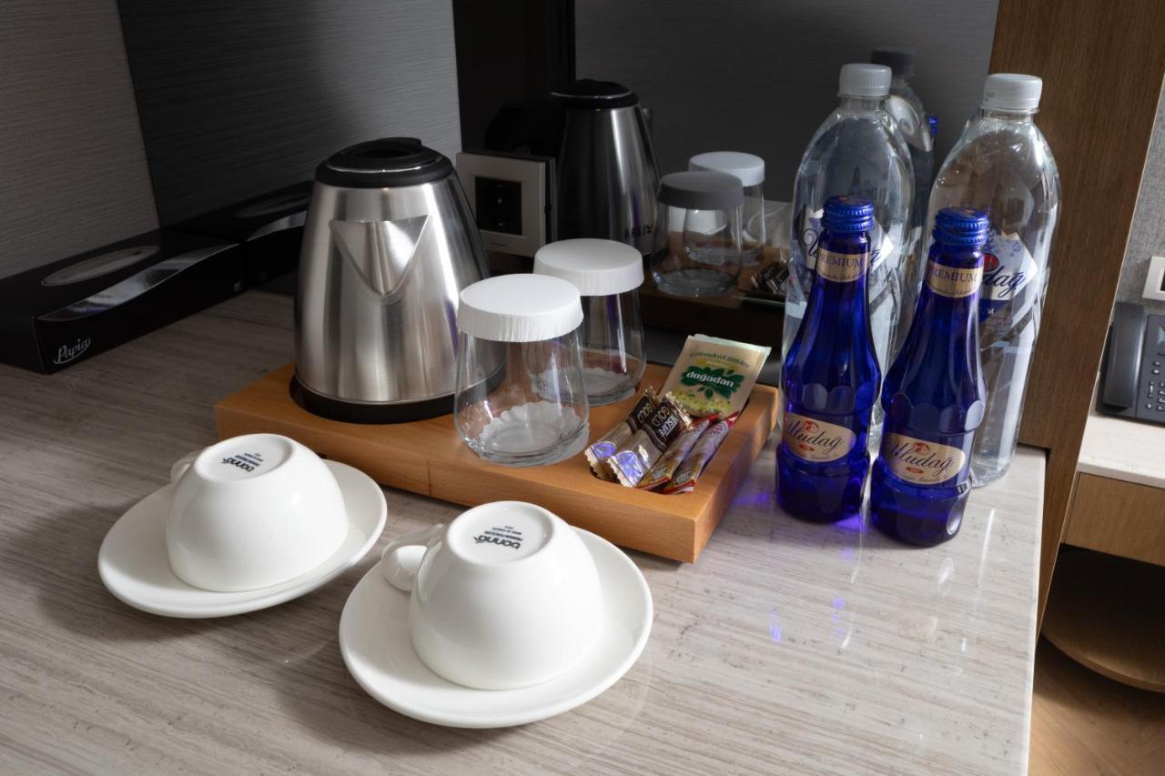 Bentley Hotel Old City-Special Class 伊斯坦布尔 外观 照片 Bottled water in a hotel room