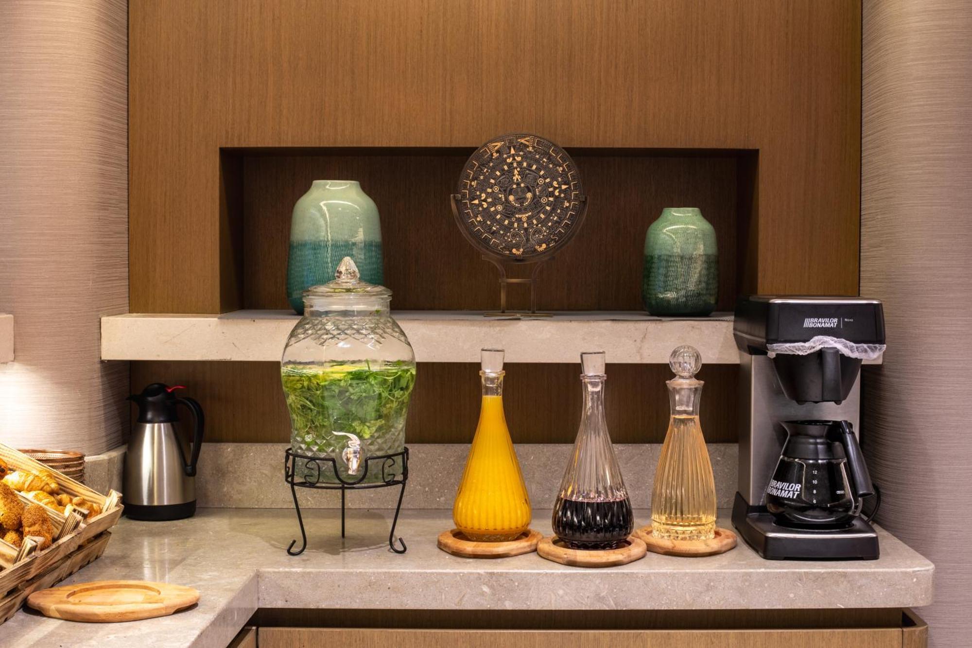 Bentley Hotel Old City-Special Class 伊斯坦布尔 外观 照片 A selection of teas and coffee on board a Boeing 787