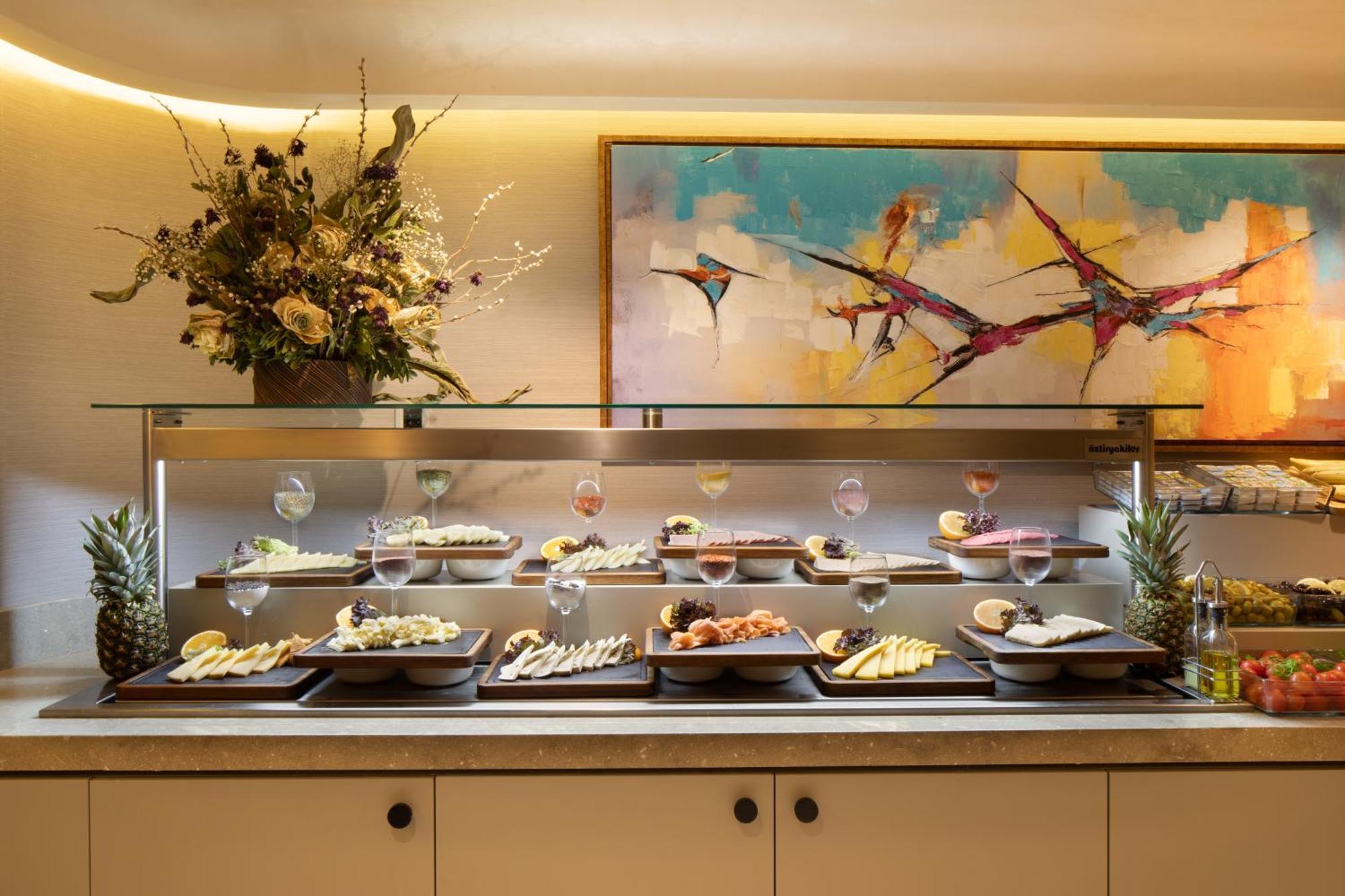 Bentley Hotel Old City-Special Class 伊斯坦布尔 外观 照片 A buffet at a hotel